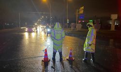 Şanlıurfa-Viranşehir kara yolu taşkın nedeniyle ulaşıma kapatıldı (2)