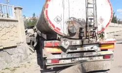 Şanlıurfa 'da  asfalt tankerinin otomobile çarptığı kazada 1 kişi öldü, 2 kişi yaralandı
