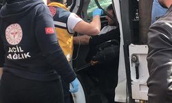 Trabzon'da belediye otobüsüne çarpan kamyonetin sürücüsü yaralandı