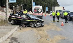 İzmir de takla atan otomobildeki 1 kişi öldü, 2 kişi yaralandı