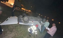 Adana'da Devrilen Otomobilde Sıkışan Sürücüyü İtfaiye Ekipleri Kurtardı