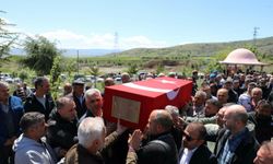 Evinde ölü bulunan itfaiye eri Kürşat Aydın'ın cenazesi, memleketi Amasya'nın Merzifon ilçesinde toprağa verildi.