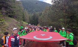 İskilip'te Gençlik Haftası Kutlamaları: 60 Metrelik Türk Bayrağı ile Gençlik Yürüyüşü ve Spor Etkinlikleri