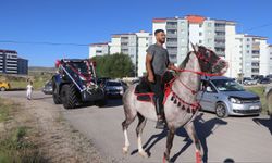 Bayburt'ta Çiftçi Çift, Traktörü Gelin Arabasına Dönüştürdü