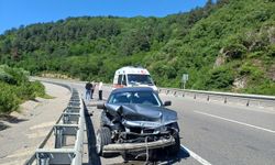 Yeniçağa'da Bariyere Çarpan Otomobilde 2 Kişi Yaralandı