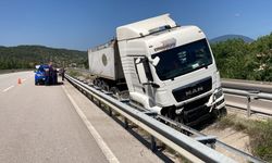 Karabük'ün Eskipazar İlçesinde Bariyere Çarpan Tırın Sürücüsü Yaralandı