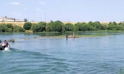 Dicle Nehri'nde Mahsur Kalan Aile Botla Kurtarıldı