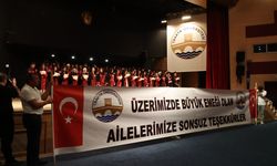 Edirne'de diş hekimliği fakültesinden mezun olan gençlerden ailelerine pankartlı teşekkür