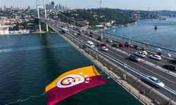 İSTANBUL - Galatasaray’ın bayrağı 15 Temmuz Şehitler Köprüsü’ne asıldı