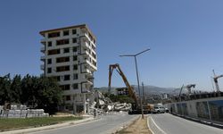 Kahramanmaraş'ta ağır hasarlı binaların yıkımı sürüyor