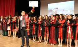 KARS - Depremde hayatını kaybeden üniversite öğrencisinin diplomasını sınıf arkadaşları aldı