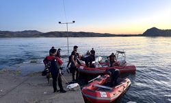 TUNCELİ - Feribottan atlayan kişinin bulunması için çalışmalar sürüyor