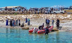 Serinlemek için girdiği Van Gölü'nde kaybolan genci arama çalışmaları sürüyor