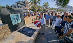 Eski Yunanistan Başbakanı Yorgo Papandreu, İsmail Cem Anısına Karanfil Bıraktı