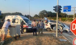 ÇANAKKALE- Ambulansla otomobilin çarpışması sonucu 3 kişi yaralandı