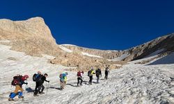 HAKKARİ - 25 dağcı Uludoruk'ta zirve yaptı