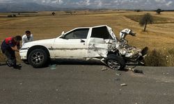 ISPARTA - Kamyonetle otomobilin çarpıştığı kazada 2 kişi yaralandı