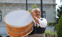 Davuluyla dünyayı gezen babasının mirasını yaşatıyor