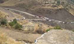 HAKKARİ - Şarampole devrilen kamyonetteki 7 güvenlik korucusu yaralandı