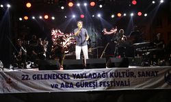 HATAY - Oyuncu ve şarkıcı Uğur Aslan konser verdi