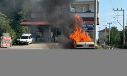 Samsun'da seyir halindeyken yanan otomobil kullanılamaz hale geldi