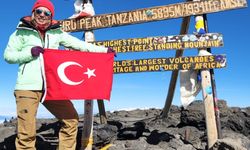 Kız çocuklarının eğitimi için Afrika'nın en yüksek dağı Kilimanjaro'ya tırmandı