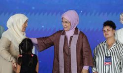 İSTANBUL - Emine Erdoğan, koruyucu aileler ve çocuklarıyla İstanbul Çocukları Vakfı Koruyucu Aile Şenliği'nde buluştu