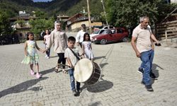 Küçük davulcu, köyündeki düğünlere neşe katıyor