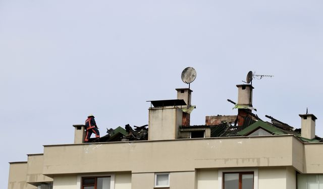 Trabzon'da 8 katlı binanın çatısında çıkan yangın söndürüldü
