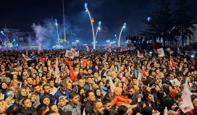 Tokat Belediye Başkanlığını kazanan MHP'li Yazıcıoğlu, vatandaşlara hitap etti