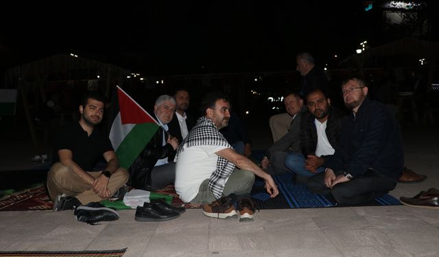 İsrail'in Gazze'ye yönelik saldırıları oturma eylemiyle protesto edildi