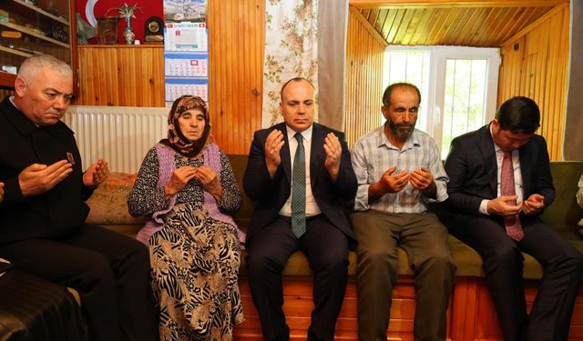 Artvin Valisi Cengiz Ünsal, 2011'de Hakkari'de şehit olan Soner Ateşsaçan'ın baba ocağını ziyaret etti