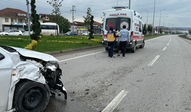 "Düzce'de Kaza: 2 Otomobil Çarpıştı, 3 Kişi Yaralandı"