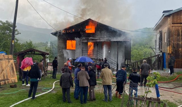 Karabük'ün Eflani İlçesi Ovaçalış Köyü'nde Yangın: 2 Katlı Ev Kullanılamaz Hale Geldi