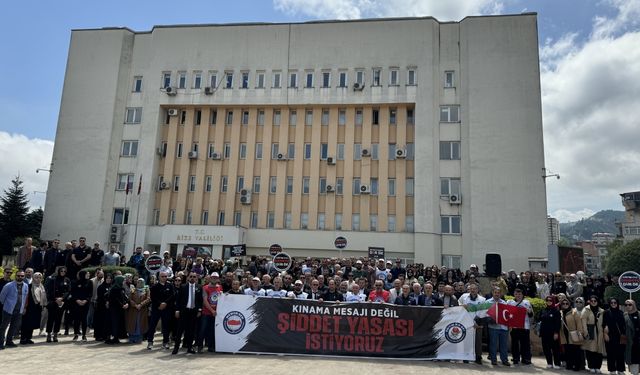 Rize'de Öğretmenler şiddet olaylarına karşı iş bıraktı
