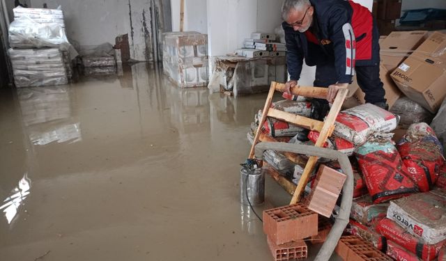 Tokat'ın Zile İlçesinde Sağanak Sonrası Evleri Su Bastı: Zile Belediyesi Ekipleri Temizlik Çalışmalarını Tamamladı