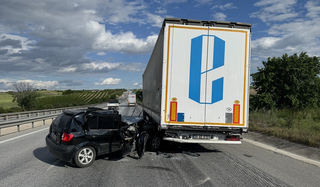 Edirne'de Otomobilin Tıra Çarpması Sonucu Sürücü Yaralandı