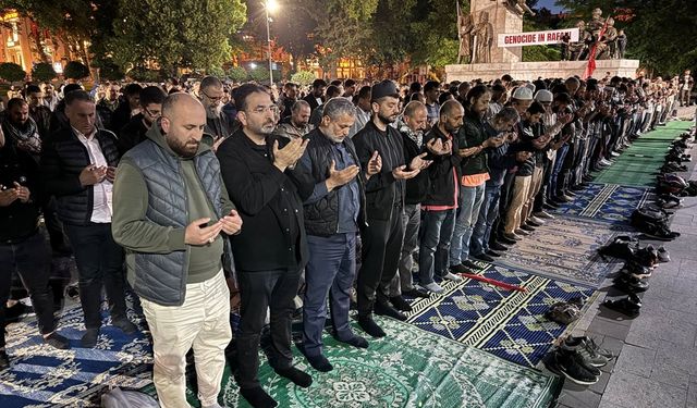 İSTANBUL - İHH Gençlik üyeleri Saraçhane Parkı’nda namaz kılıp Filistin halkı için dua etti