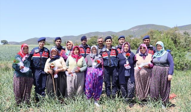 Kastamonu'da  Jandarma tarlada çalışan kadınların Anneler Günü'nü kutladı