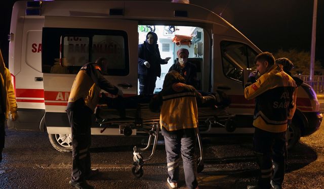 Sivas'ta Kızılırmak'a Devrilen Otomobilde 3 Kişi Yaralandı