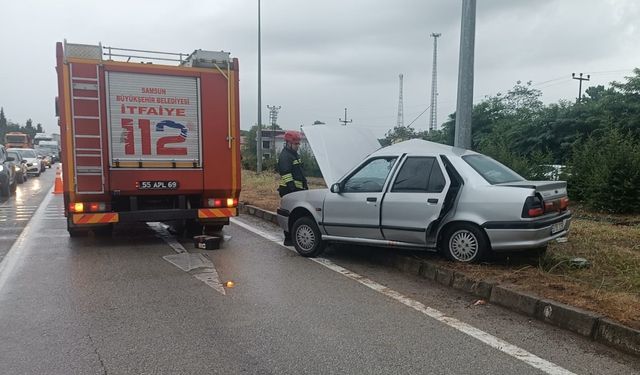 Samsun'da otomobil aydınlatma direğine çarptı, 1 kişi öldü, 2 kişi yaralandı