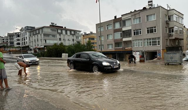 Sinop’ta sağanak nedeniyle bazı ev ve iş yerlerini su bastı