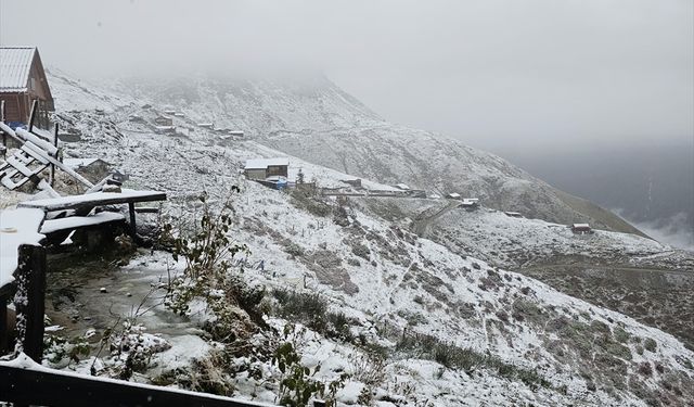 Rize ve Bayburt'un yüksek kesimlerine kar yağdı