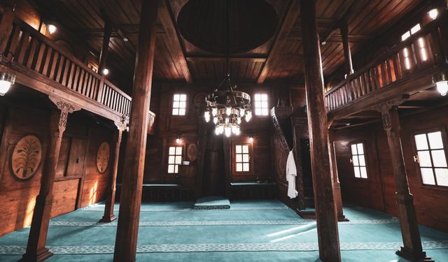 Rize'de restore edilen tarihi ahşap cami ibadete açıldı