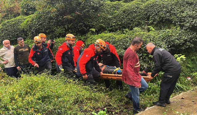 Rize'de uçuruma yuvarlanan otomobilin sürücüsü yaralandı