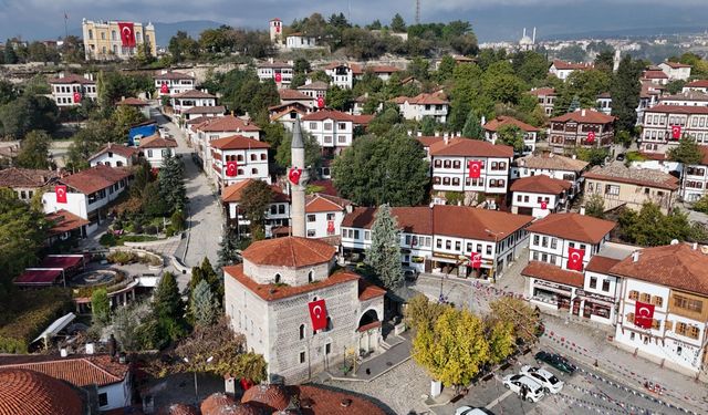 Safranbolu'da tarihi yapılar Türk bayraklarıyla donatıldı