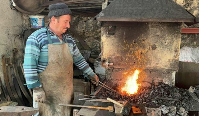 Dedesinin vasiyetini yerine getirmek için 40 yıldır demir dövüyor