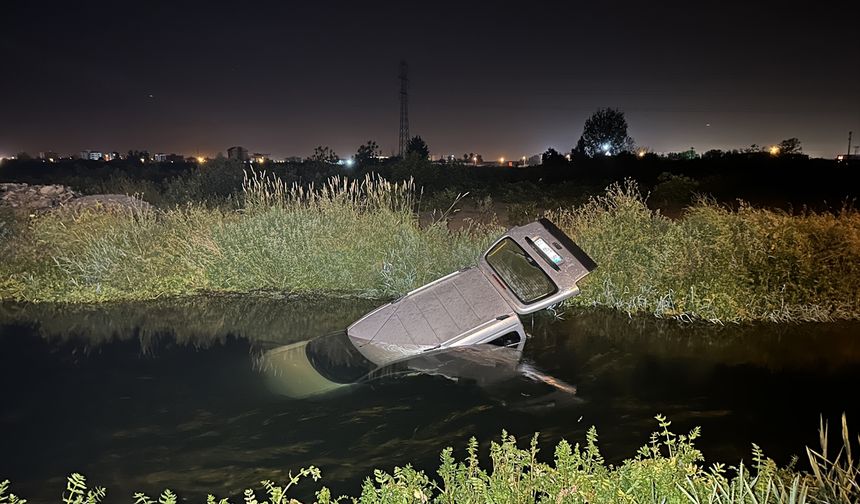 Antalya'nın Kepez ilçesinde bir otomobil su kanalına devrildi