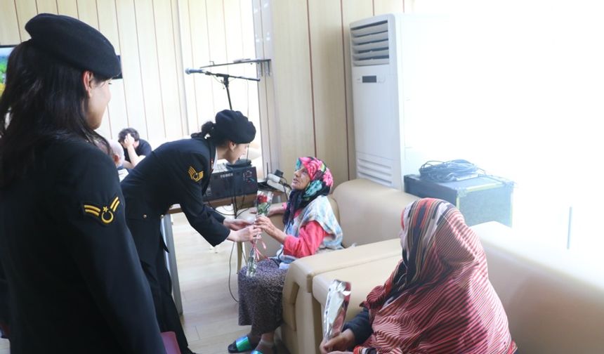 Rize İl Jandarma Komutlanlığı'ndan Anneler Günü kutlaması