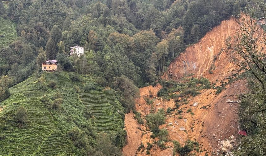 Rize'de heyelan sonucu 2 ev toprak altında kaldı